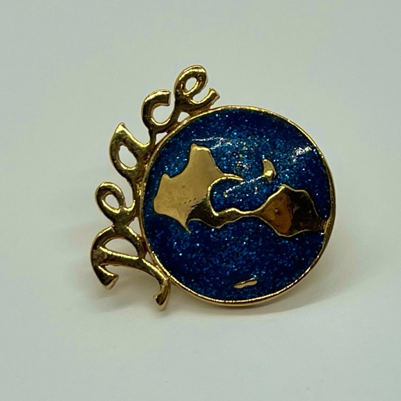 Vintage Avon Pin World Peace 1992 Gold Lapel Pin -‎ Flair Wear, Peace Lover - Picture 1 of 4